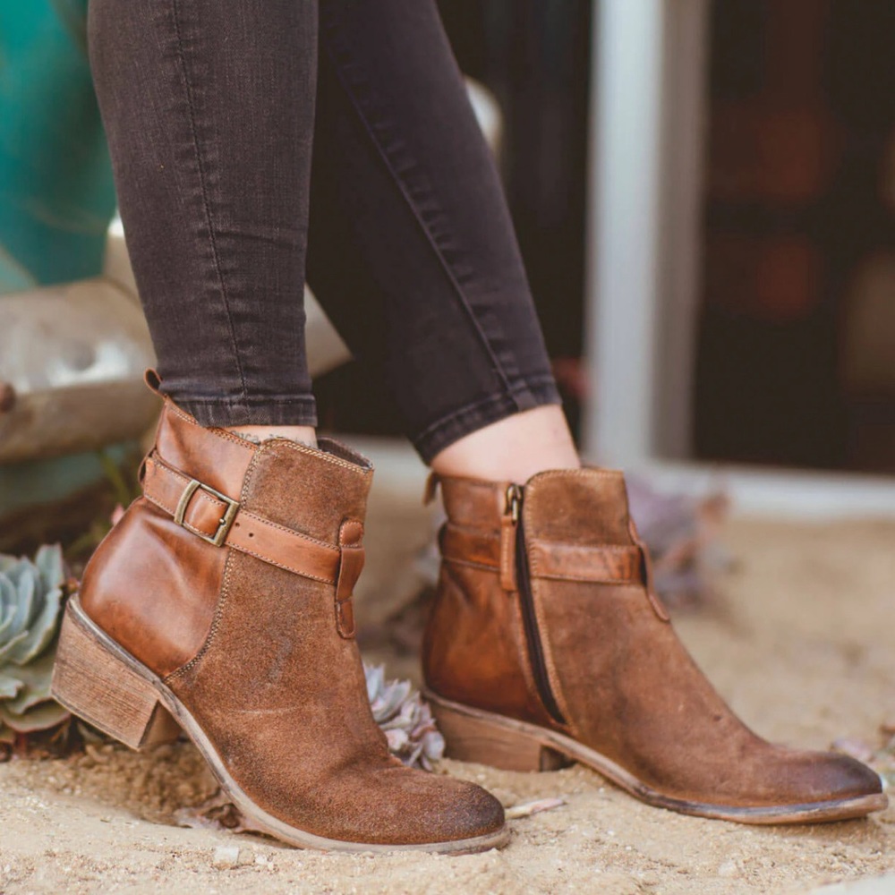 Roan “Uma” boots women’s size 8.5